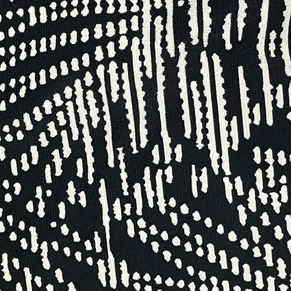 Chico's Travelers 3 Women's Tank Top Shell Blouse Slinky Stretchy Black & White - Picture 8 of 10